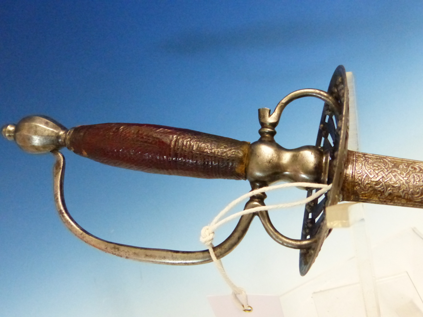 AN EARLY 18th.C.OFFICER'S SMALL / DRESS SWORD, BLADE LENGTH 32.5" OF A FLATTENED DIAMOND SECTION - Bild 11 aus 15