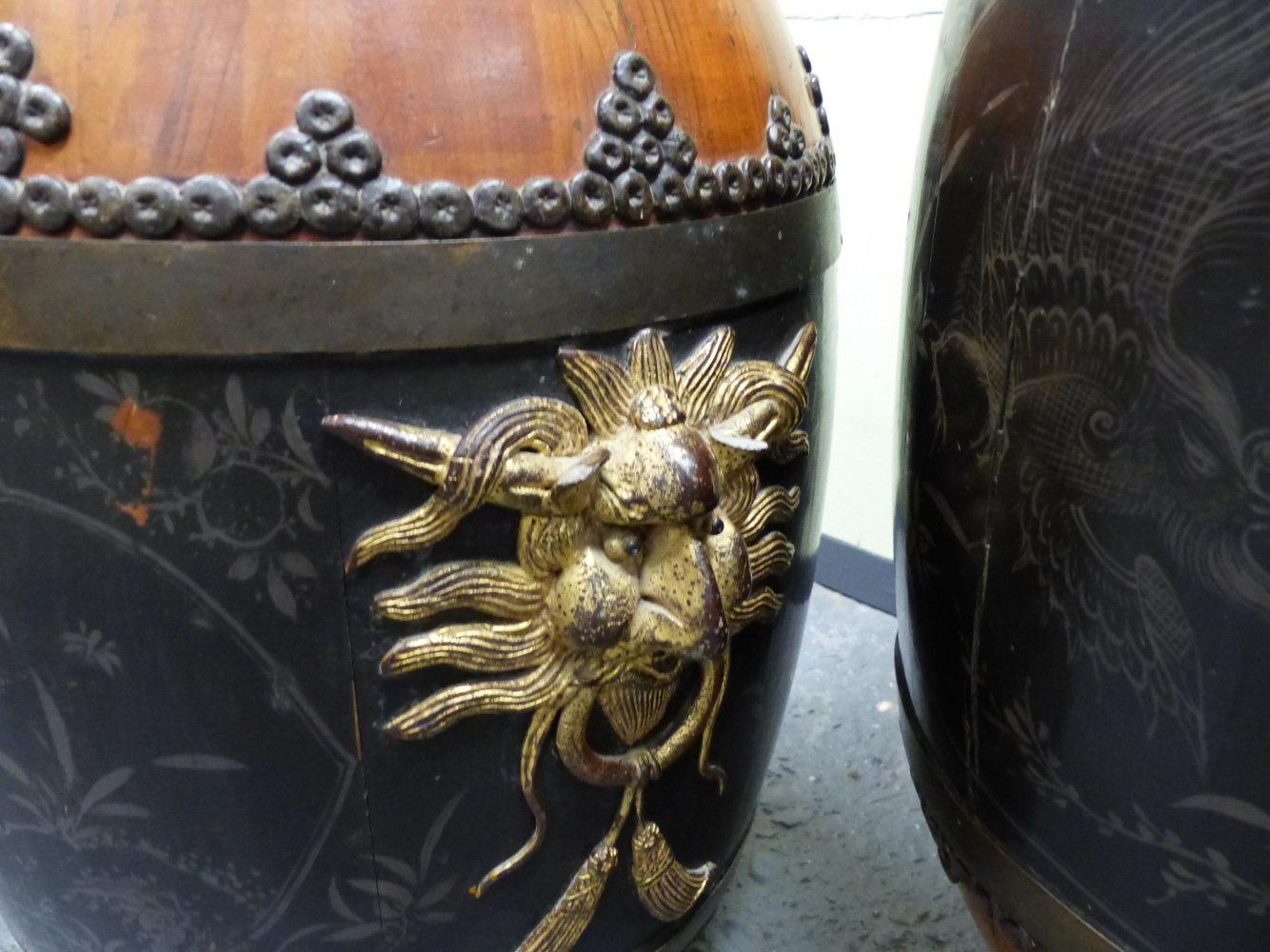 A PAIR OF BLACK LACQUERED WOOD BARREL SHAPED JARS, THE RED GROUND COVERS WITH CASH MEDALLION INSET - Image 6 of 8