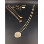 A QUANTITY OF 9ct GOLD AND OTHER JEWELLERY TO INCLUDE A 9ct GOLD SCROLL ENGRAVED LOCKET ON A