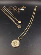 A QUANTITY OF 9ct GOLD AND OTHER JEWELLERY TO INCLUDE A 9ct GOLD SCROLL ENGRAVED LOCKET ON A