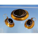 A VICTORIAN BULLS EYE AGATE BROOCH AND MATCHING EARRING SET, BEZEL SET IN 9ct YELLOW GOLD. BROOCH