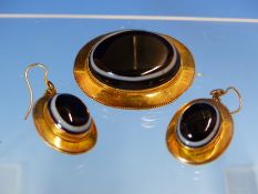 A VICTORIAN BULLS EYE AGATE BROOCH AND MATCHING EARRING SET, BEZEL SET IN 9ct YELLOW GOLD. BROOCH