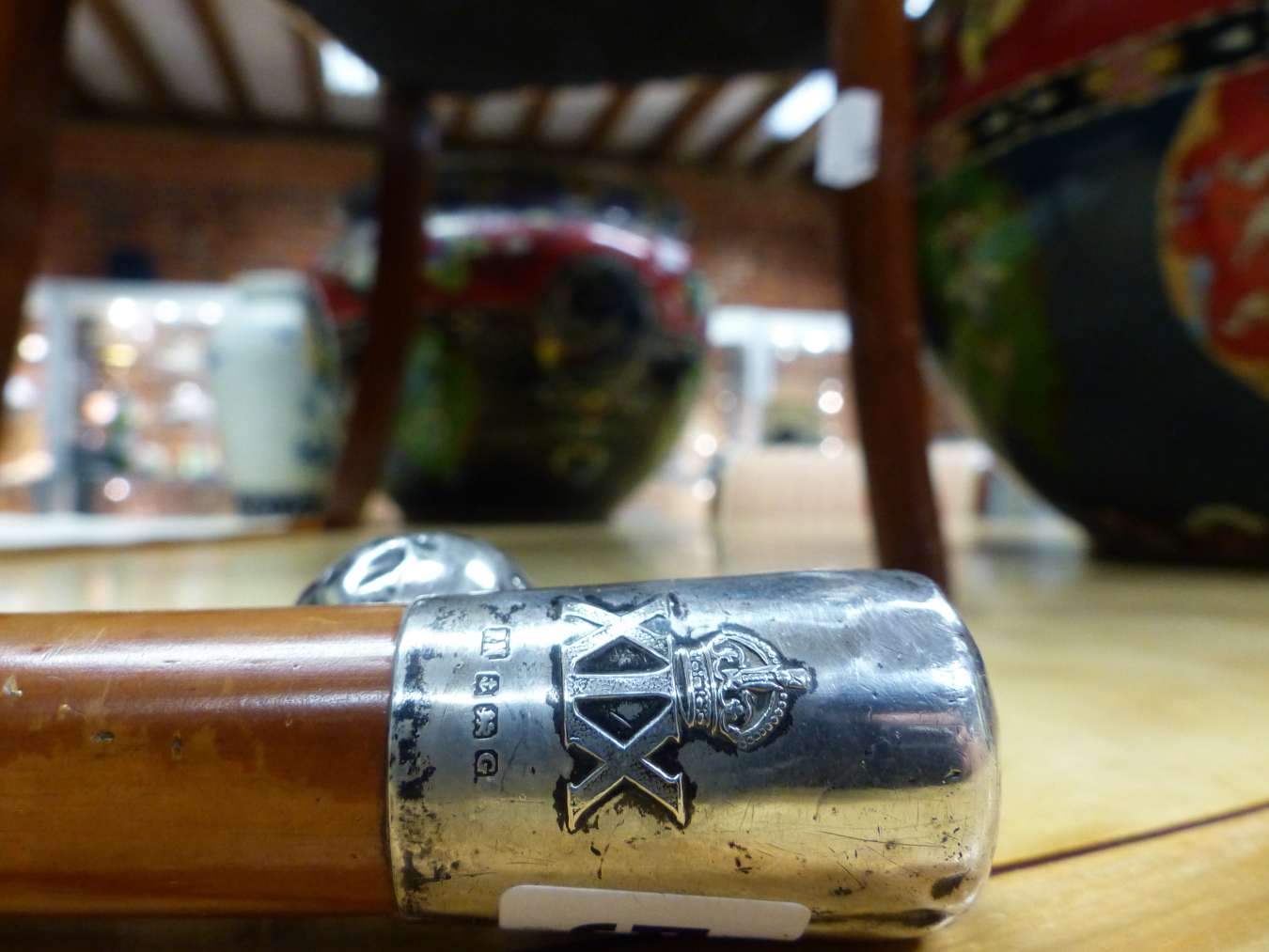 A SILVER MOUNTED SWAGGER STICK, BIRMINGHAM 1931 WITH A CROWN OVER XIX IN RELIEF, POSSIBLY FOR THE - Image 4 of 5