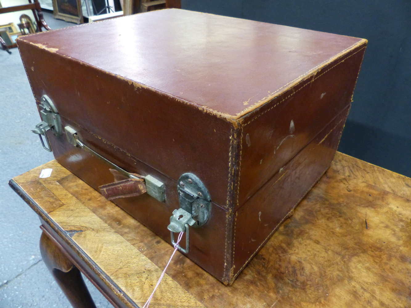 AN EARLY A.E.R. SHORT/LONG WAVE 5 VALVE RADIO IN LEATHER OUTER CASE. - Image 8 of 8