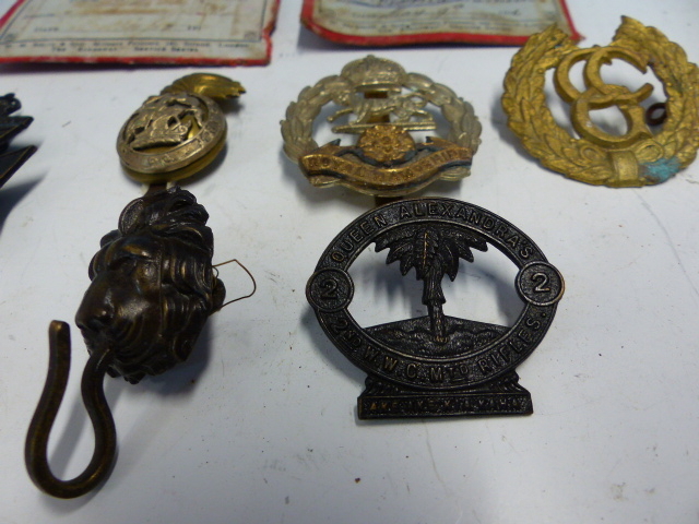 SEVEN VARIOUS CAP BADGES TOGETHER WITH COLDSTREAM GUARD PASSES FOR 1916 AND 1917. - Bild 2 aus 7