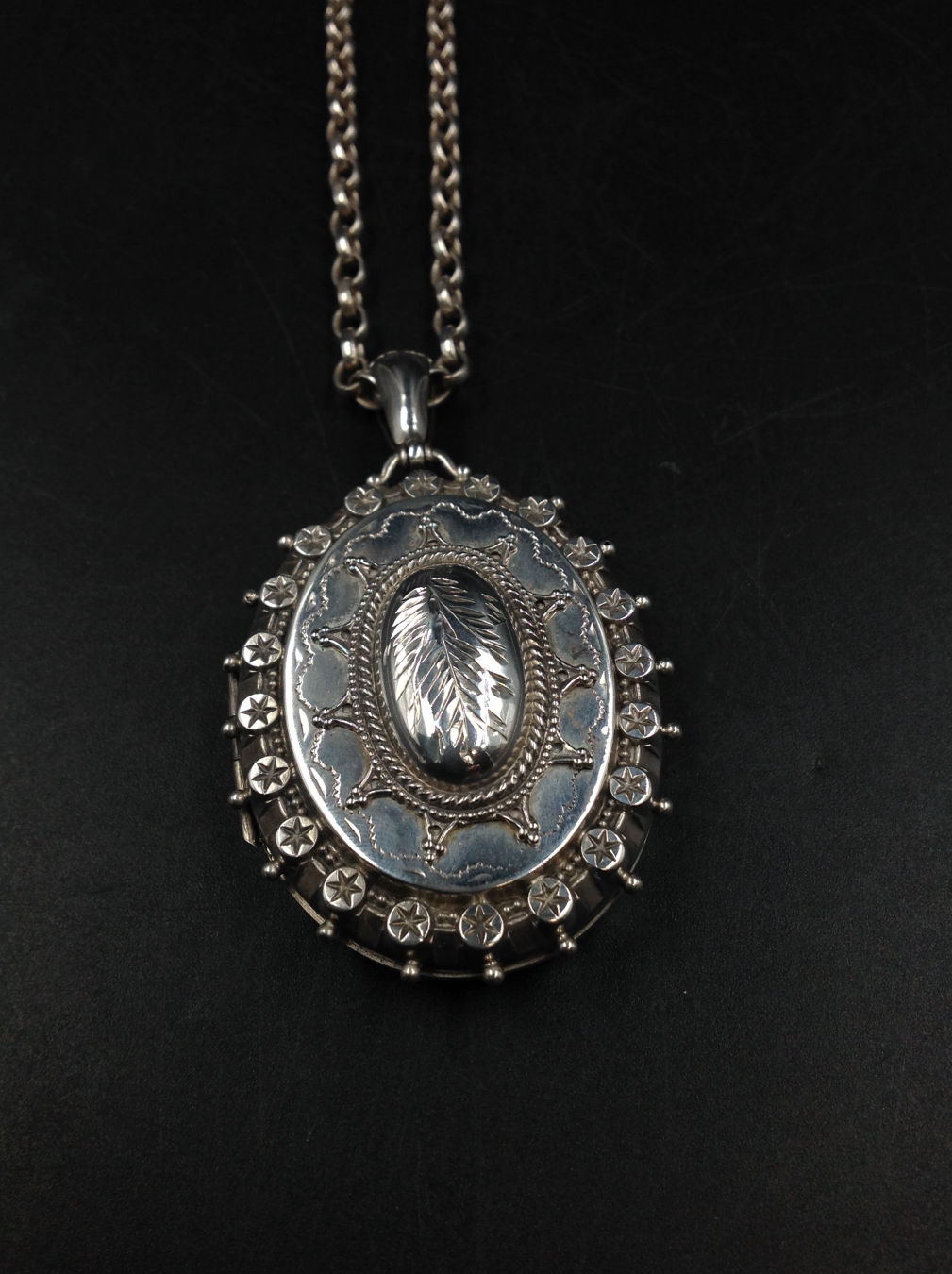 A VICTORIAN SILVER LARGE OVAL LOCKET COMPLETE WITH A SILVER BELCHER CHAIN FITTED WITH A SILVER - Image 2 of 6