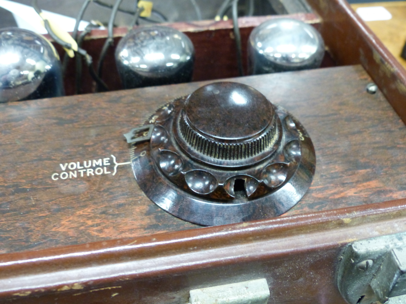 AN EARLY A.E.R. SHORT/LONG WAVE 5 VALVE RADIO IN LEATHER OUTER CASE. - Image 7 of 8