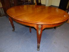 AN ANTIQUE FRENCH 1/4 SAWN OAK EXTENDING DINING TABLE ON SHAPED LEGS WITH GILT BRONZE MOUNTS. L (