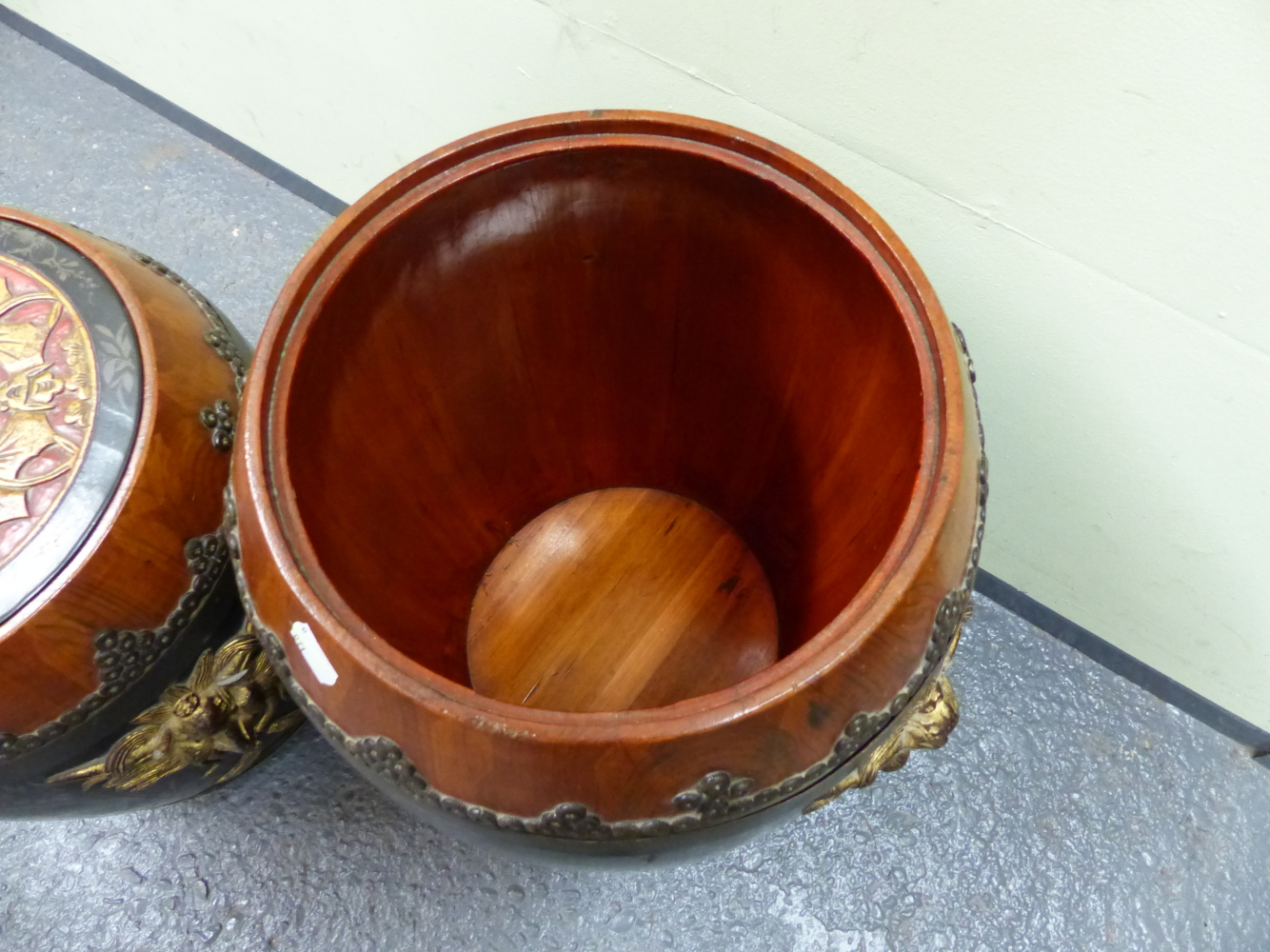 A PAIR OF BLACK LACQUERED WOOD BARREL SHAPED JARS, THE RED GROUND COVERS WITH CASH MEDALLION INSET - Image 8 of 8