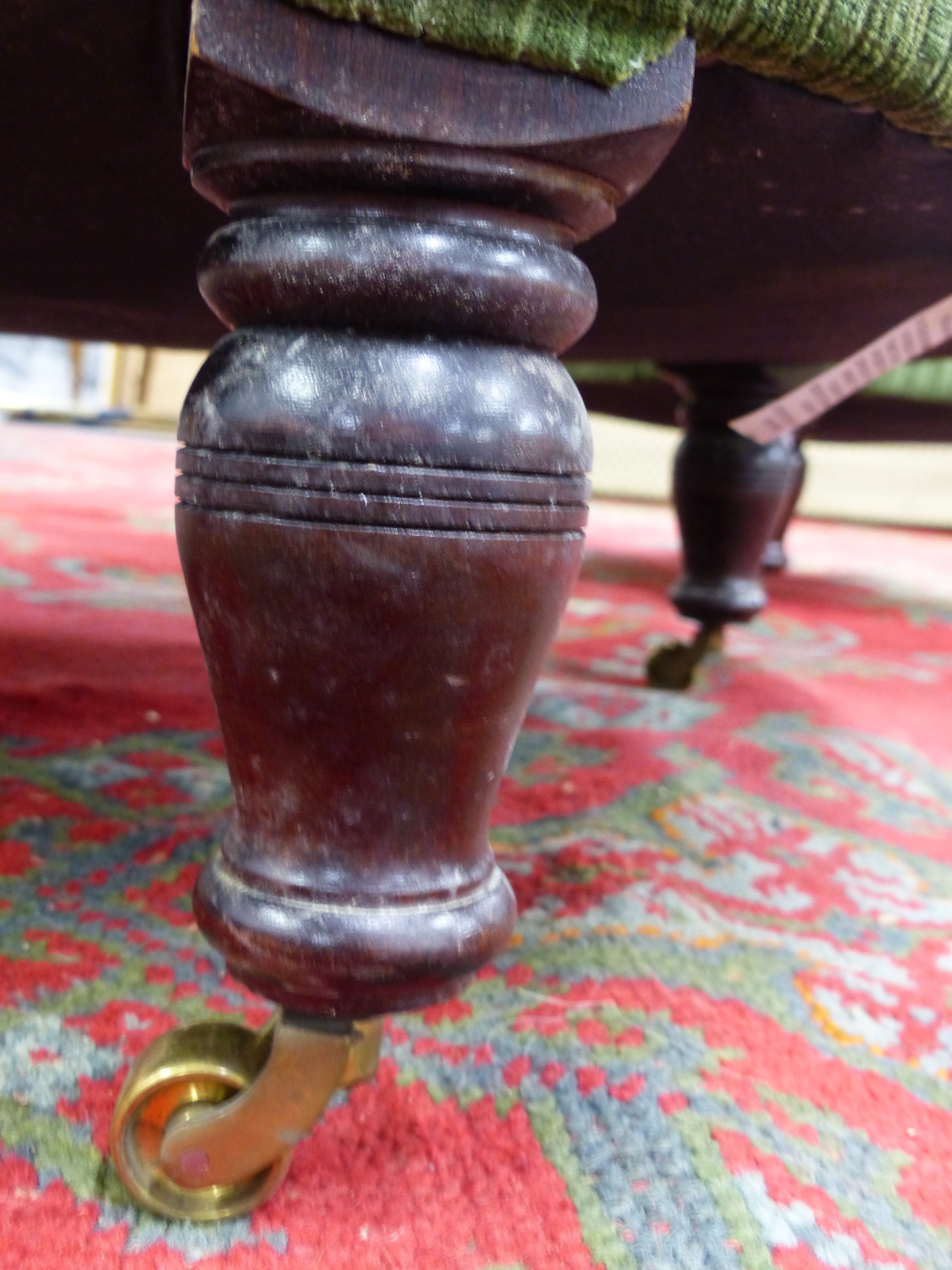 A PAIR OF GEORGE SMITH HOWARD STYLE BUTON BACK CLUB ARMCHAIRS IN GREEN VELVET UPHOLSTERY ON TURNED - Image 3 of 11