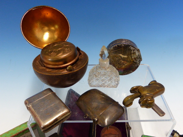 A GROUP OF BIJOUTERIE TO INCLUDE, 2 SILVER VESTA CASES, A LIDDED SILVER PILL BOX, CRICKET BALL - Image 2 of 9