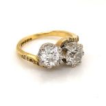 AN 18ct YELLOW GOLD TWO STONE DIAMOND TWIST RING. TWO BRILLIANT CUT DIAMONDS MULTI CLAW SET IN WHITE