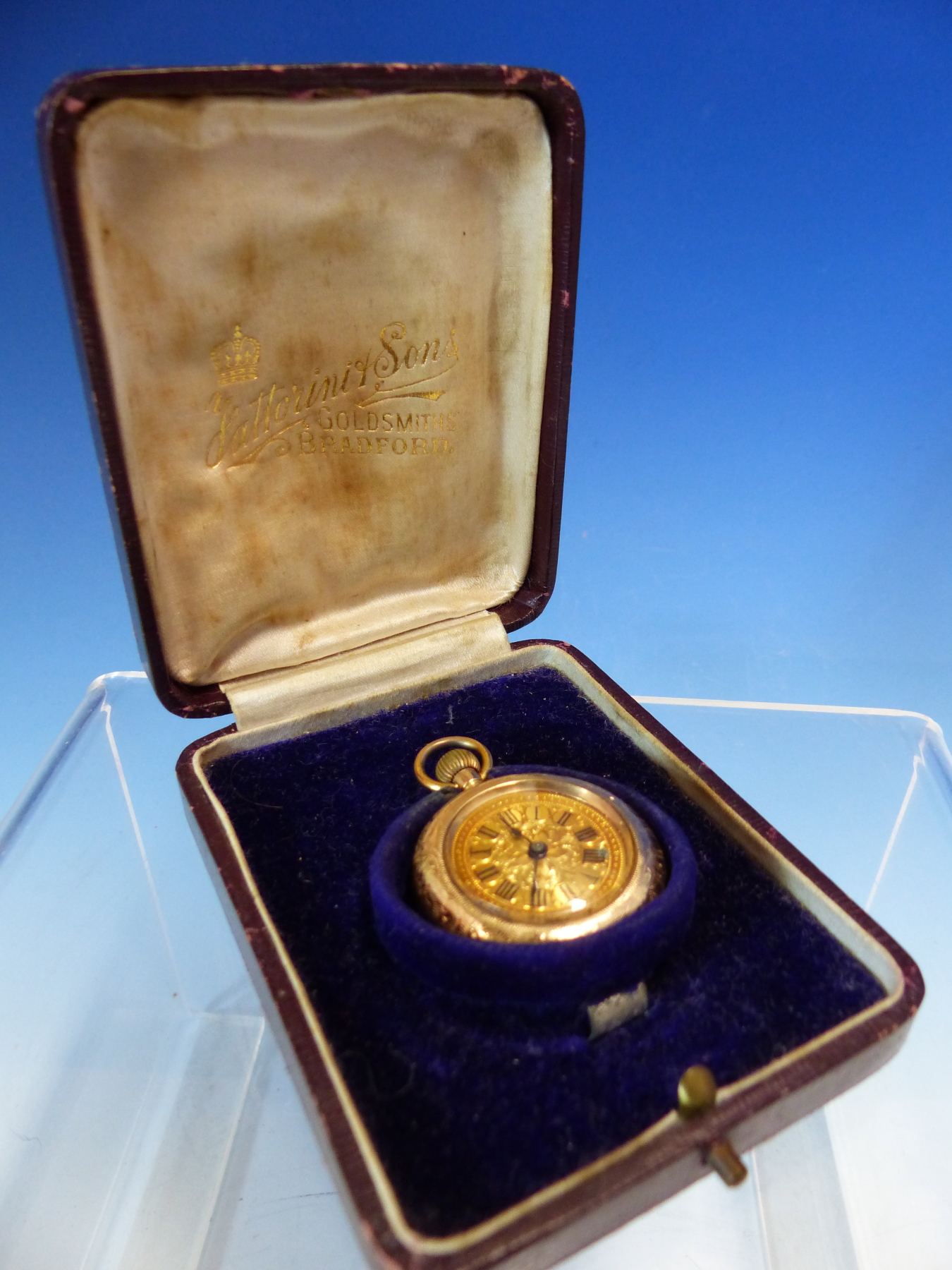 A 14kt STAMPED OPEN FACE LADIES CASED FOB WATCH, DIAMETER APPROX 3cms, GROSS WEIGHT 23,4grms.