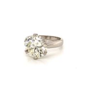 A 5.09ct ROUND BRILLIANT NATURAL DIAMOND SINGLE STONE CLAW SET PLATINUM RING. DIAMOND COLOUR K,