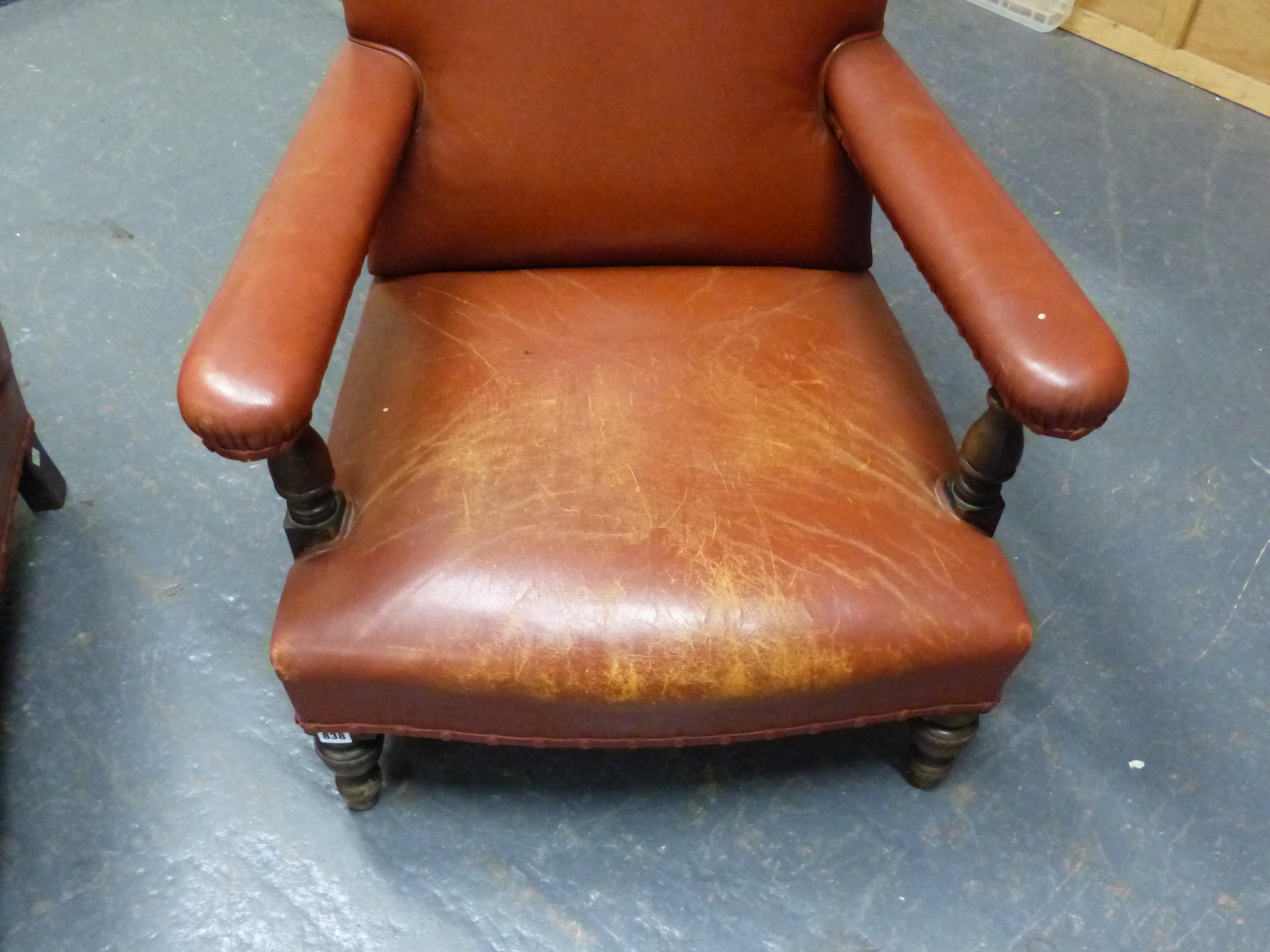 A PAIR OF RUST LEATHER UPHOLSTERED OAK ARMCHAIRS, THE PADDED ARM RESTS JOINED TO SERPENTINE TOPPED - Image 5 of 9
