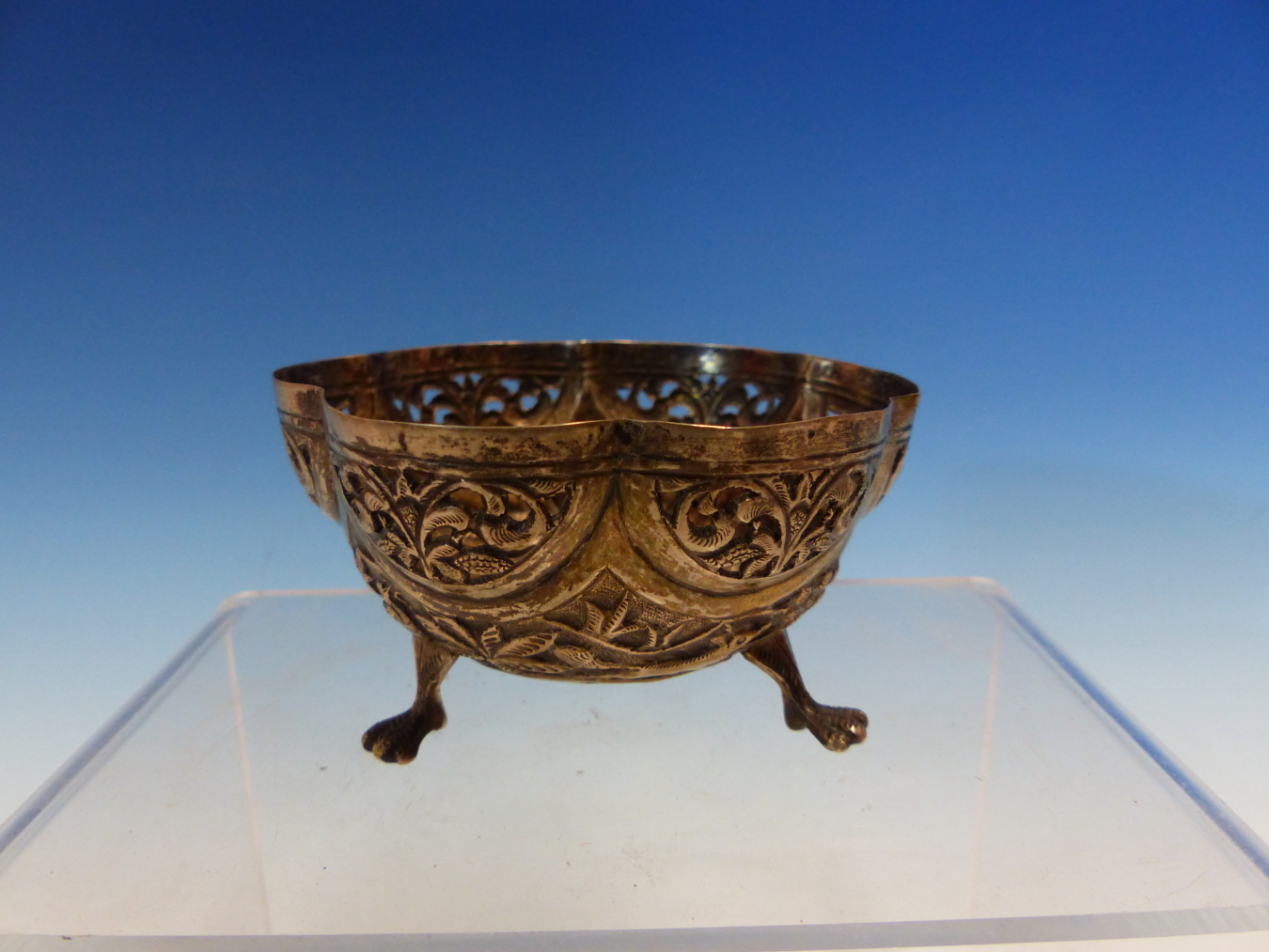 AN INDIAN WHITE METAL PAW FOOTED TRIPOD BOWL. Dia 8.5cms. 57 gms. TOGETHER WITH A ZINC PLATED COPPER - Image 10 of 14
