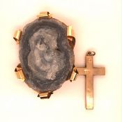 A YELLOW METAL STAMPED C18 AND CRYSTAL GEODE BROOCH/PEDANT APPROX 6cms X 4cms TOGETHER WITH A YELLOW