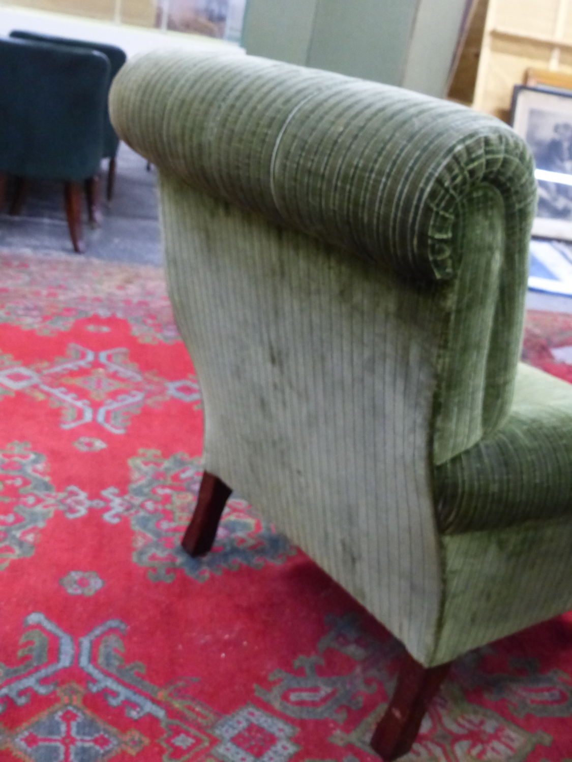 A PAIR OF GEORGE SMITH HOWARD STYLE BUTON BACK CLUB ARMCHAIRS IN GREEN VELVET UPHOLSTERY ON TURNED - Image 8 of 11