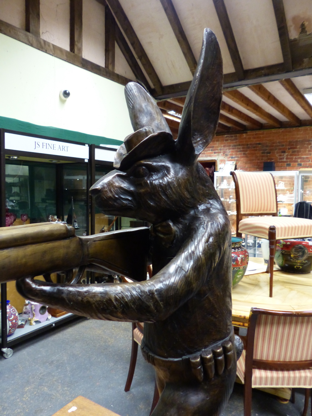 A BRONZE FIGURE OF A COWBOY RABBIT WALKING ON HIND LEGS AND AIMING HIS DOUBLE BARREL SHOTGUN FROM - Bild 2 aus 5