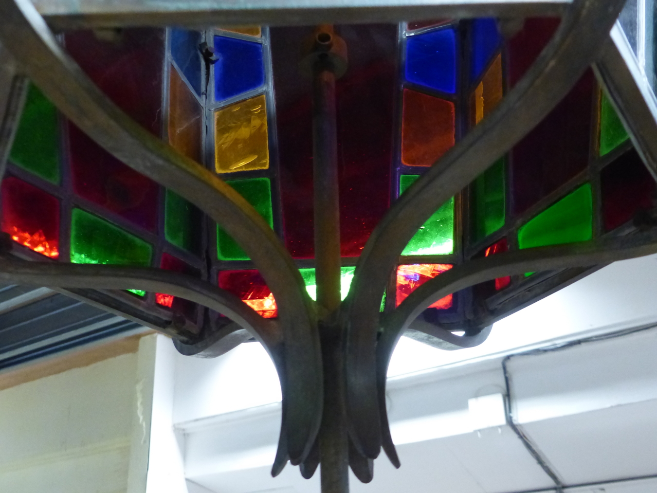 AN IMPRESSIVE BRONZE FRAMED HEXAGONAL HALL LANTERN WITH STAINED GLASS PANELS. MAX Dia.80cms x H. - Image 3 of 6