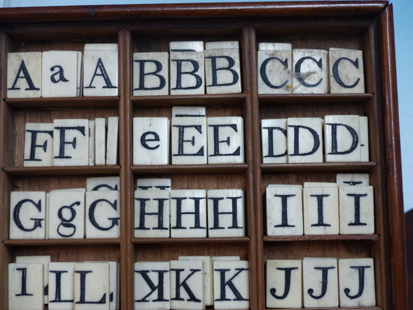 A 19TH. CENTURY BONE SPELLING ALPHABET CONTAINED WITHIN MAHOGANY SLIDE TOP BOX. APPROX 174 DOUBLE - Image 2 of 7