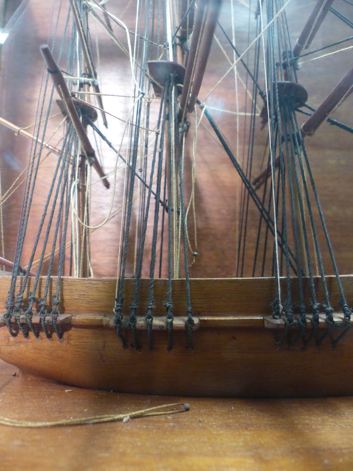 A MAHOGANY SCALE MODEL OF A THREE MASTED SHIP FLYING THE ROYAL NAVY WHITE ENSIGN AT ITS STERN AND IN - Bild 10 aus 12