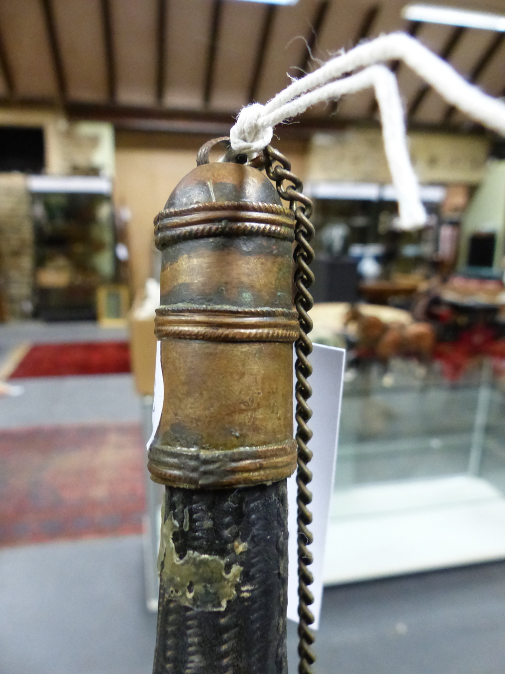 AN AFRICAN DECORATED GOURD POWDER FLASK WITH CHAIN SUSPENSION JOINED TO THE METAL CAP. W 30cms - Bild 6 aus 7