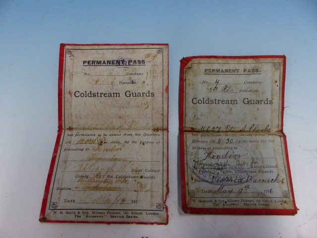 SEVEN VARIOUS CAP BADGES TOGETHER WITH COLDSTREAM GUARD PASSES FOR 1916 AND 1917. - Bild 7 aus 7