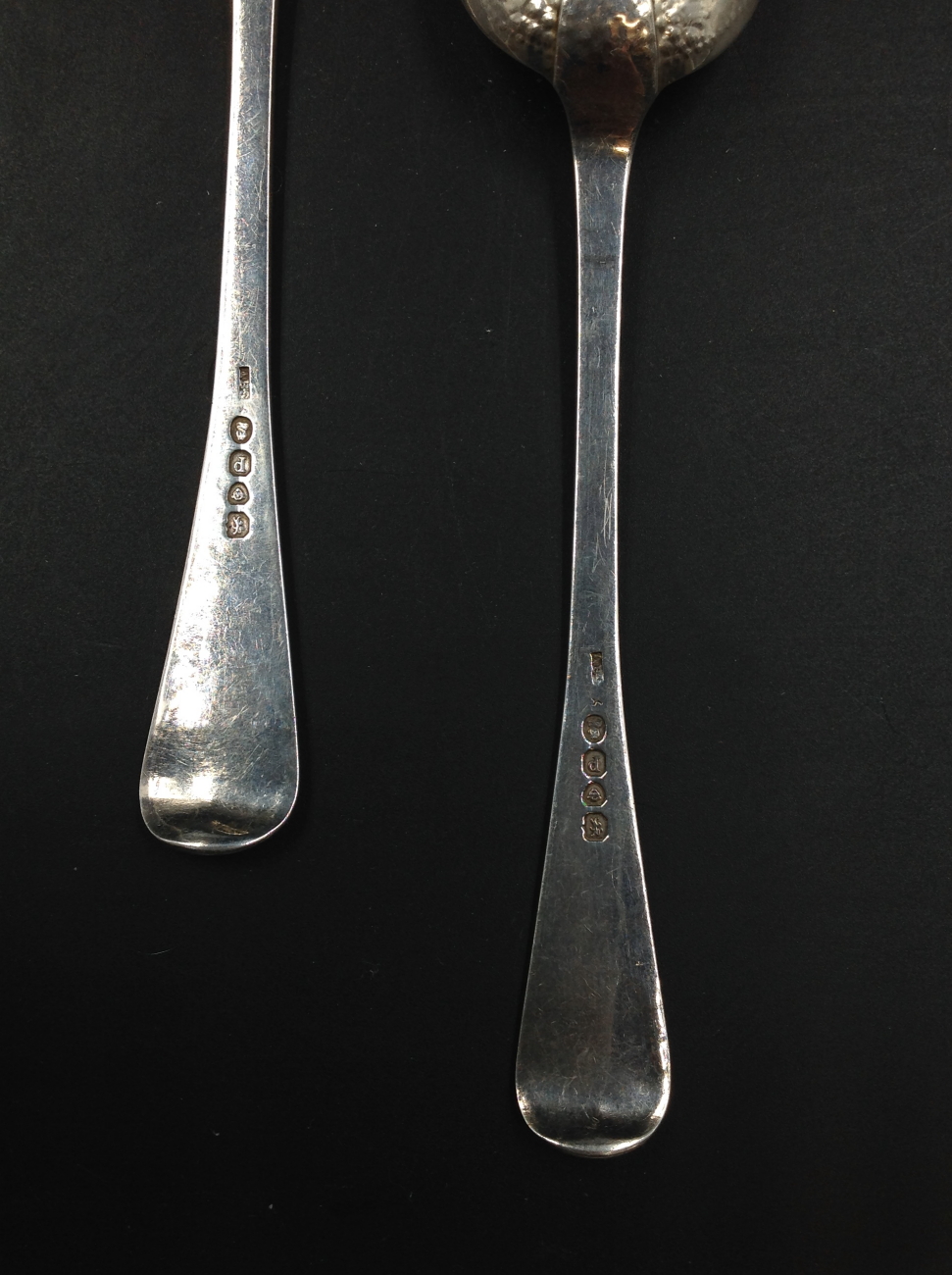 A PAIR OF GEORGIAN SILVER HALLMARKED SPOONS DECORATED WITH BAMBOO, BIRDS AND FOLIAGE DATED LONDON - Image 5 of 5