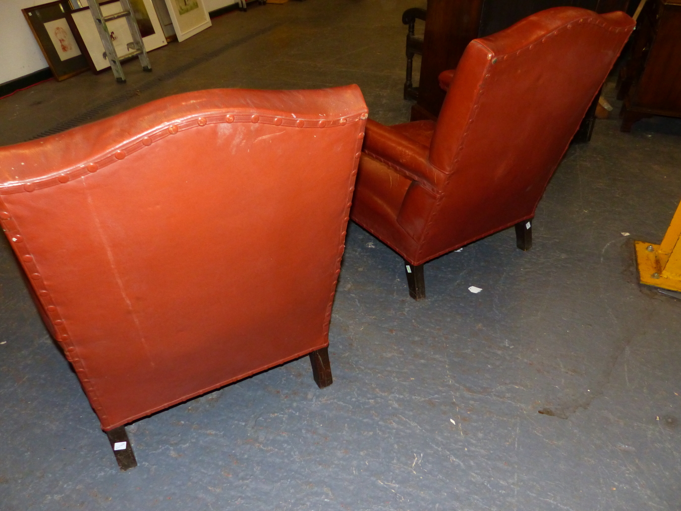 A PAIR OF RUST LEATHER UPHOLSTERED OAK ARMCHAIRS, THE PADDED ARM RESTS JOINED TO SERPENTINE TOPPED - Image 8 of 9