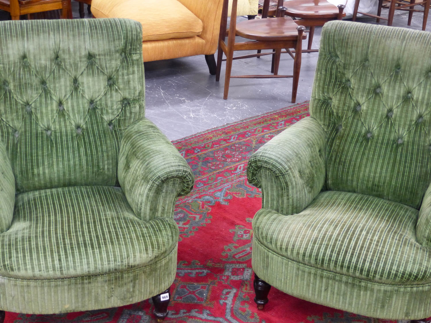 A PAIR OF GEORGE SMITH HOWARD STYLE BUTON BACK CLUB ARMCHAIRS IN GREEN VELVET UPHOLSTERY ON TURNED - Image 11 of 11