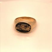A REYNARD YELLOW METAL SIGNET RING, COMPLETE WITH RACING CAR ENGRAVING TO THE HEAD, ENGRAVED