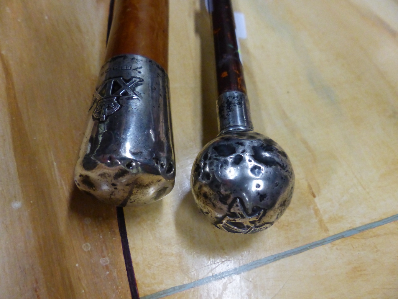 A SILVER MOUNTED SWAGGER STICK, BIRMINGHAM 1931 WITH A CROWN OVER XIX IN RELIEF, POSSIBLY FOR THE - Image 2 of 5