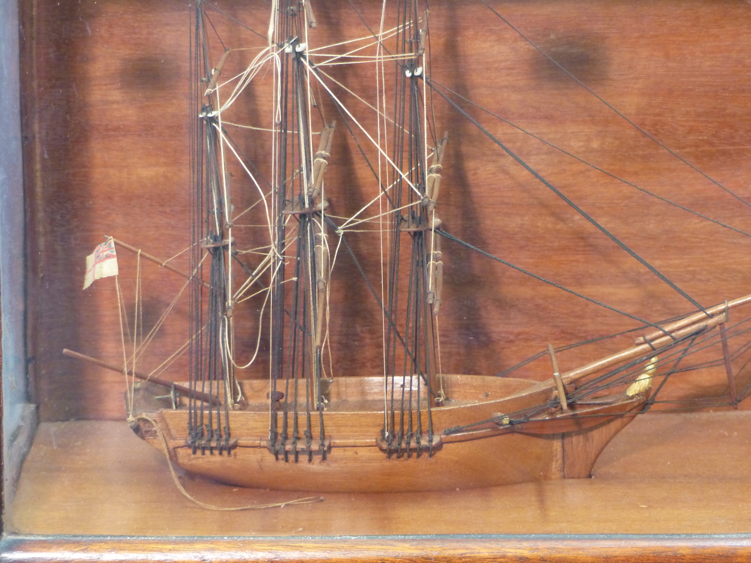 A MAHOGANY SCALE MODEL OF A THREE MASTED SHIP FLYING THE ROYAL NAVY WHITE ENSIGN AT ITS STERN AND IN - Bild 2 aus 12