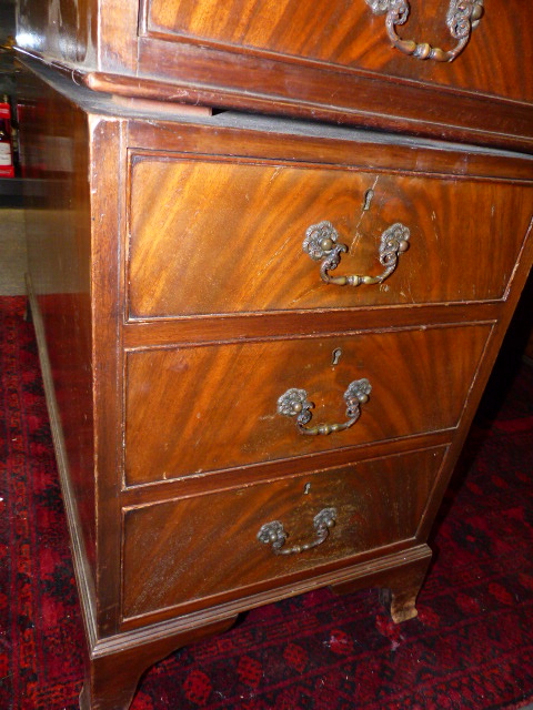 AN ANTIQUE MAHOGANY TWIN PEDESTAL PARTNER'S DESK WITH TOOLED LEATHER TOP. 153 x 106cms. - Image 3 of 8