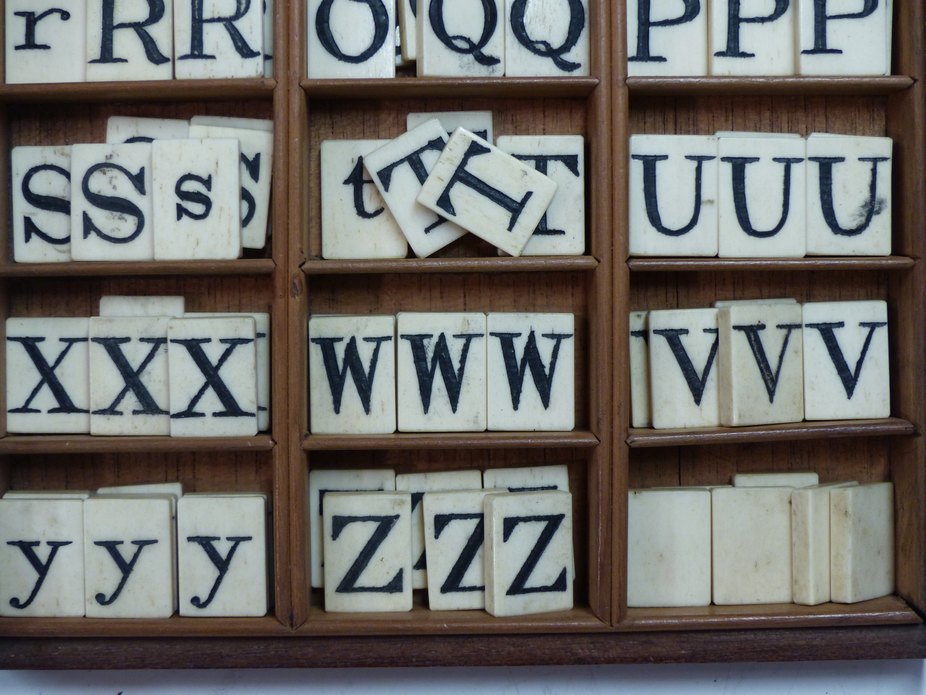 A 19TH. CENTURY BONE SPELLING ALPHABET CONTAINED WITHIN MAHOGANY SLIDE TOP BOX. APPROX 174 DOUBLE - Image 4 of 7