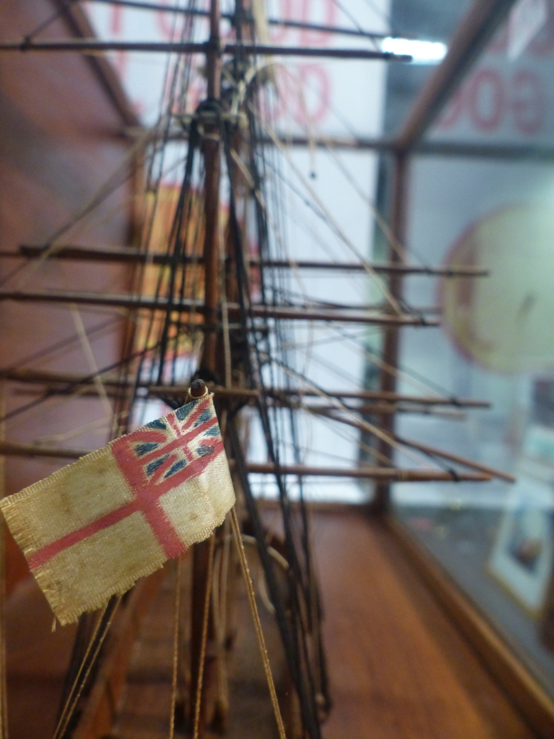 A MAHOGANY SCALE MODEL OF A THREE MASTED SHIP FLYING THE ROYAL NAVY WHITE ENSIGN AT ITS STERN AND IN - Bild 8 aus 12