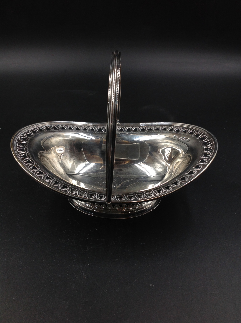 A VICTORIAN SILVER HALLMARKED POSY BASKET DATED 1893 SHEFFIELD FOR ATKIN BROTHERS TOGETHER WITH A - Image 9 of 11