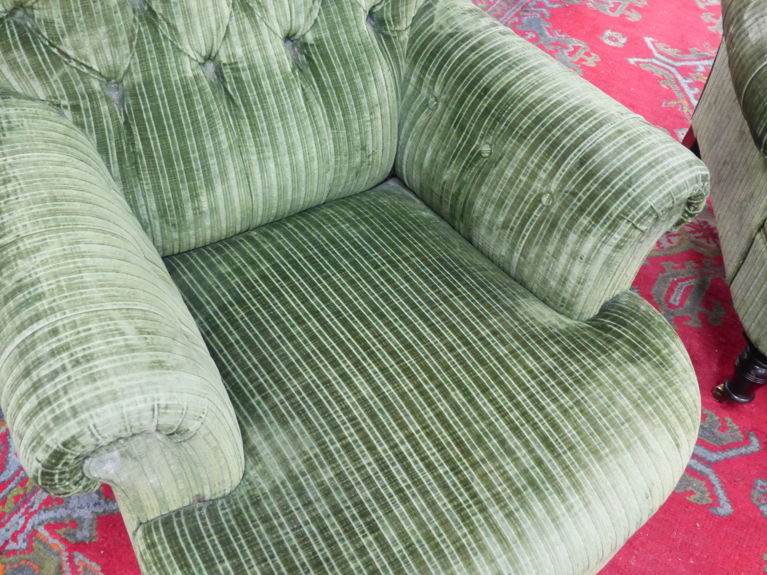 A PAIR OF GEORGE SMITH HOWARD STYLE BUTON BACK CLUB ARMCHAIRS IN GREEN VELVET UPHOLSTERY ON TURNED - Image 5 of 11