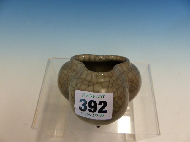 A GUAN TYPE CRACKLED GREY GLAZED TRILOBED BOWL ON THREE BROWN PEG FEET. W 9cms. - Image 7 of 8