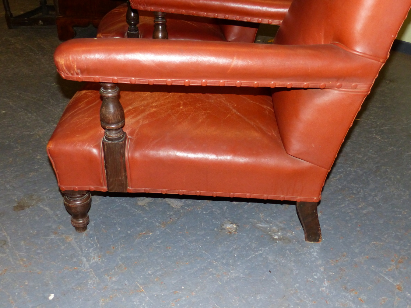 A PAIR OF RUST LEATHER UPHOLSTERED OAK ARMCHAIRS, THE PADDED ARM RESTS JOINED TO SERPENTINE TOPPED - Image 7 of 9