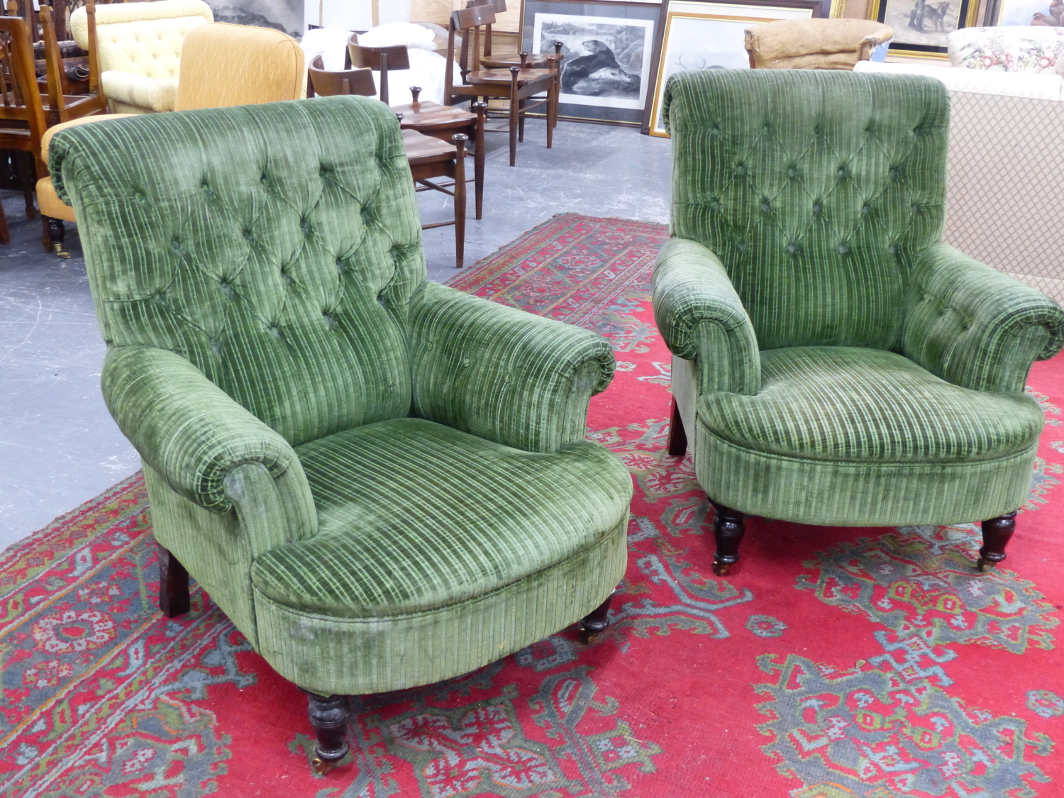 A PAIR OF GEORGE SMITH HOWARD STYLE BUTON BACK CLUB ARMCHAIRS IN GREEN VELVET UPHOLSTERY ON TURNED