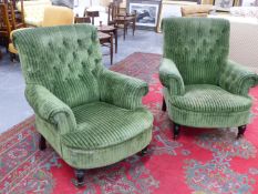 A PAIR OF GEORGE SMITH HOWARD STYLE BUTON BACK CLUB ARMCHAIRS IN GREEN VELVET UPHOLSTERY ON TURNED