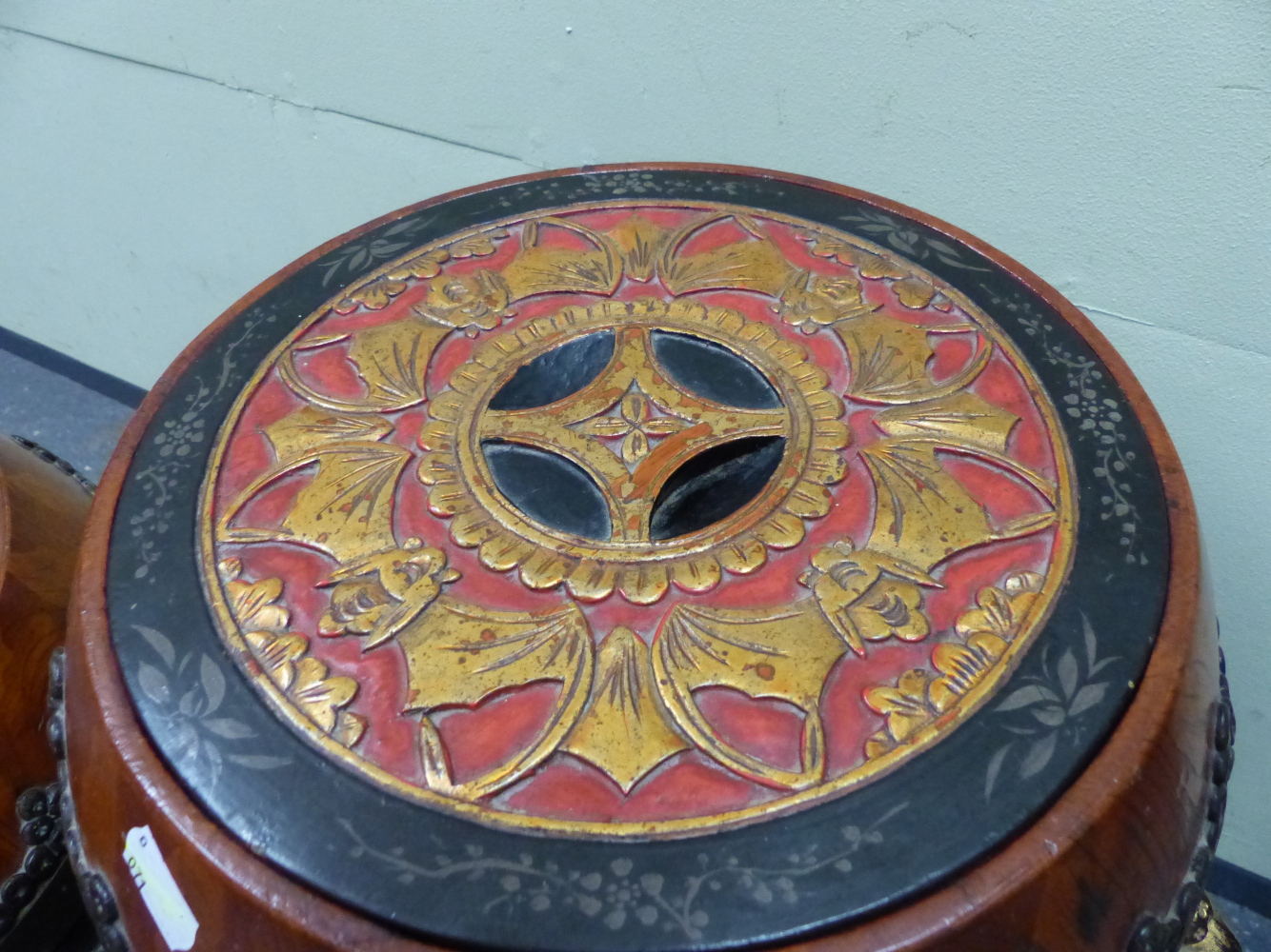 A PAIR OF BLACK LACQUERED WOOD BARREL SHAPED JARS, THE RED GROUND COVERS WITH CASH MEDALLION INSET - Image 7 of 8