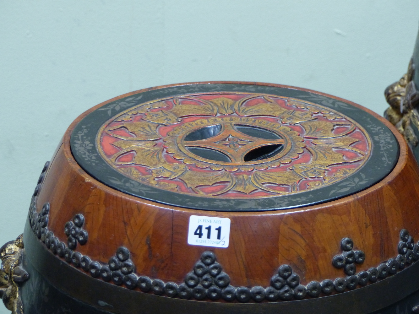 A PAIR OF BLACK LACQUERED WOOD BARREL SHAPED JARS, THE RED GROUND COVERS WITH CASH MEDALLION INSET - Image 4 of 8