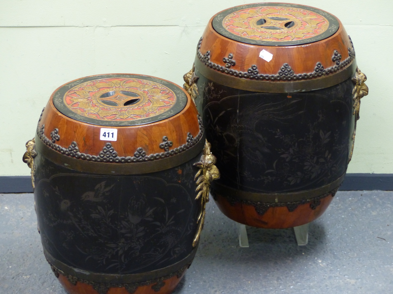 A PAIR OF BLACK LACQUERED WOOD BARREL SHAPED JARS, THE RED GROUND COVERS WITH CASH MEDALLION INSET - Image 3 of 8