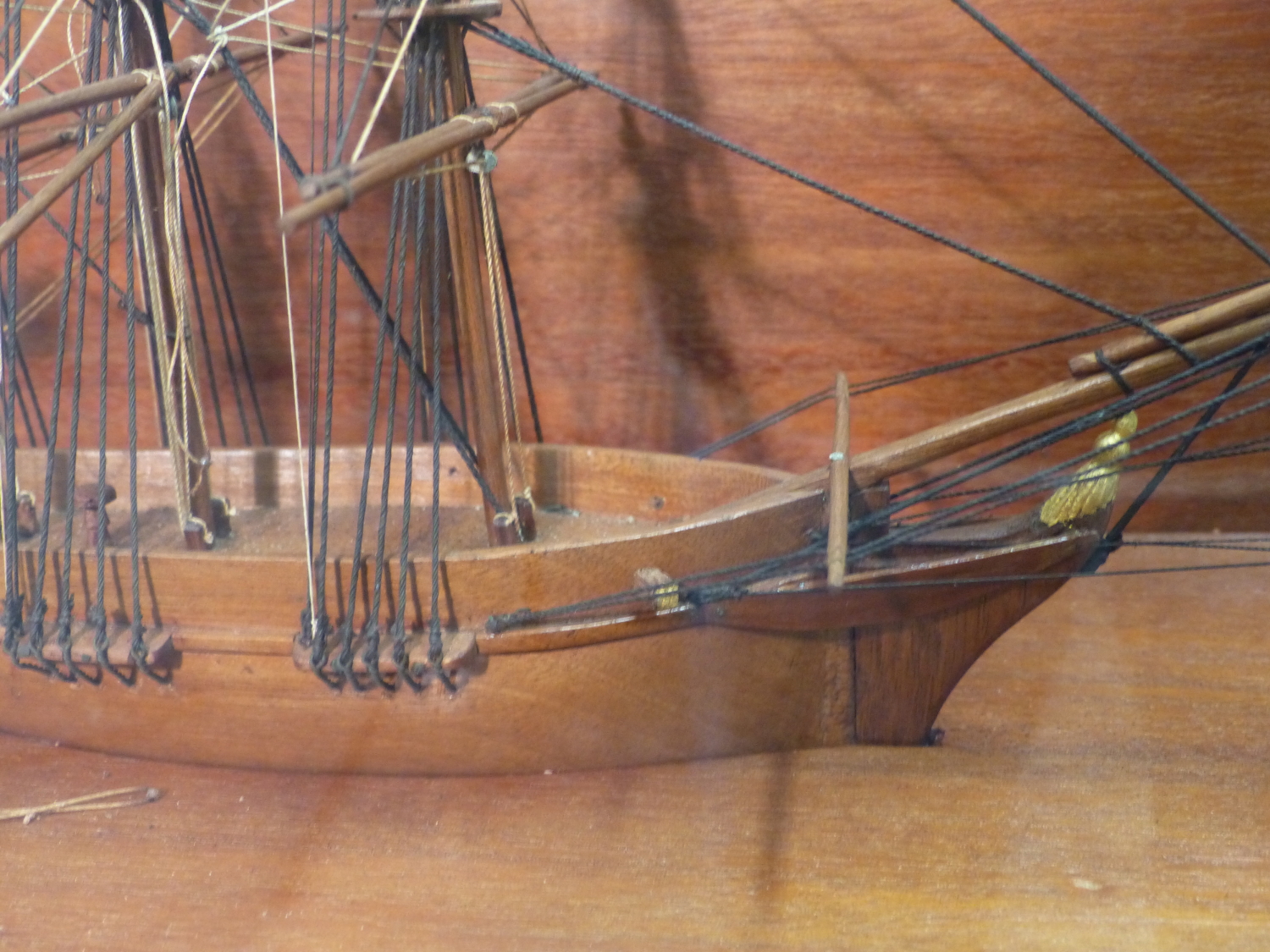 A MAHOGANY SCALE MODEL OF A THREE MASTED SHIP FLYING THE ROYAL NAVY WHITE ENSIGN AT ITS STERN AND IN - Bild 5 aus 12