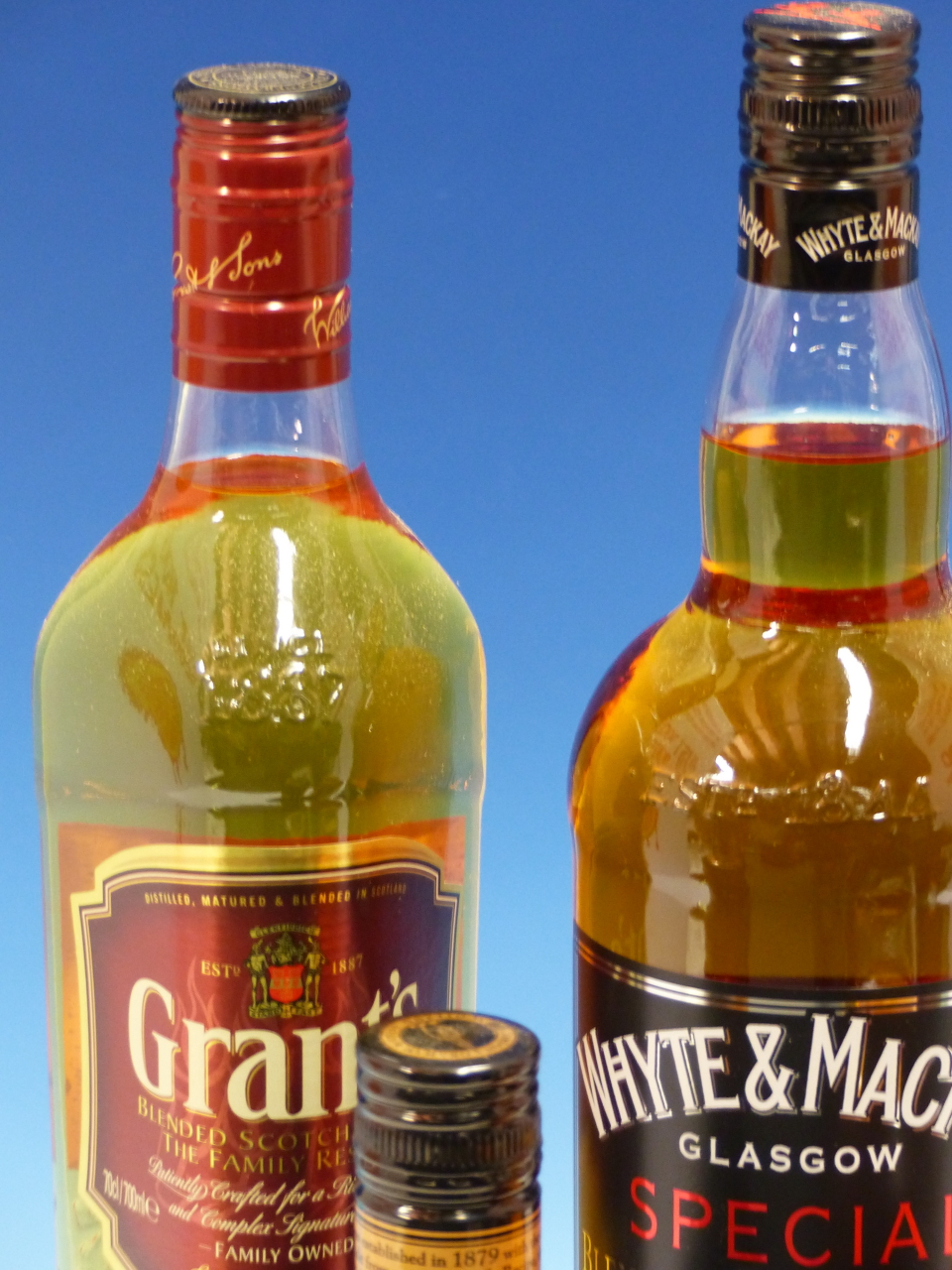 WHISKY. GRAHAM'S BLACK BOTTLE, GRANTS, WHYTE & MACKAY TOGETHER WITH FAMOUS GROUSE. (4) - Image 6 of 6