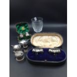 A PAIR OF SILVER HALLMARKED CASED TABLE SALTS COMPLETE WITH BLUE GLASS LINERS, A CASED PAIR OF