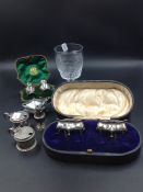 A PAIR OF SILVER HALLMARKED CASED TABLE SALTS COMPLETE WITH BLUE GLASS LINERS, A CASED PAIR OF